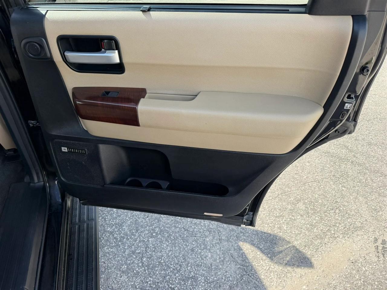 Toyota Sequoia Platinum 4WD 2013