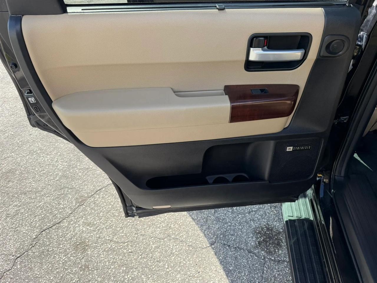 Toyota Sequoia Platinum 4WD 2013