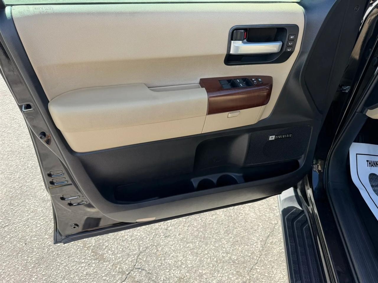 Toyota Sequoia Platinum 4WD 2013
