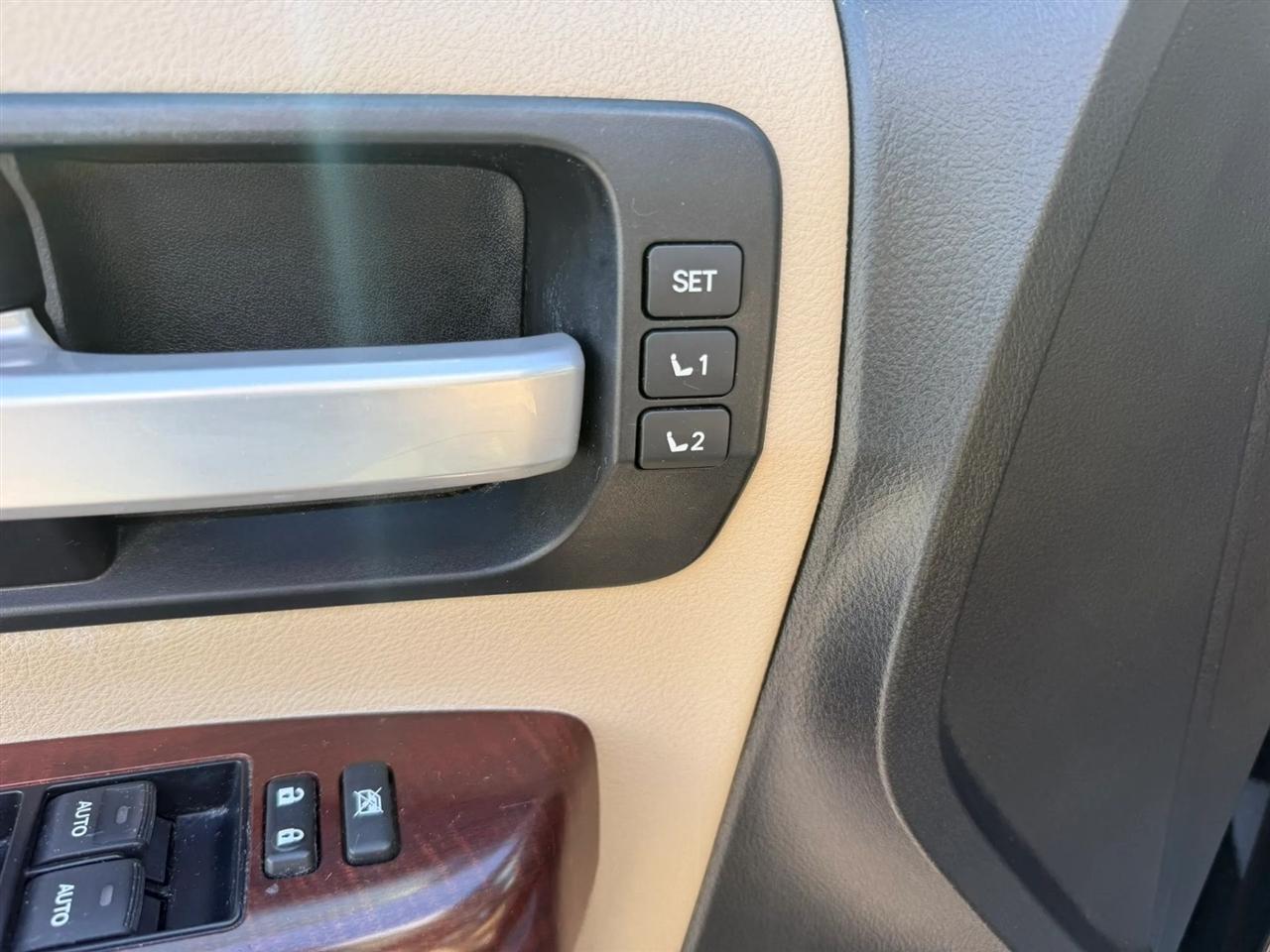 Toyota Sequoia Platinum 4WD 2013