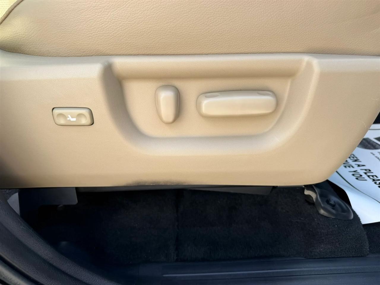 Toyota Sequoia Platinum 4WD 2013
