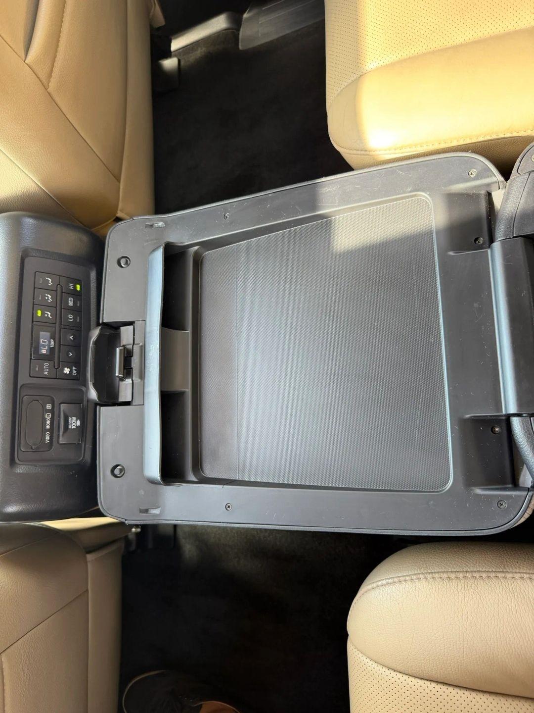 Toyota Sequoia Platinum 4WD 2013