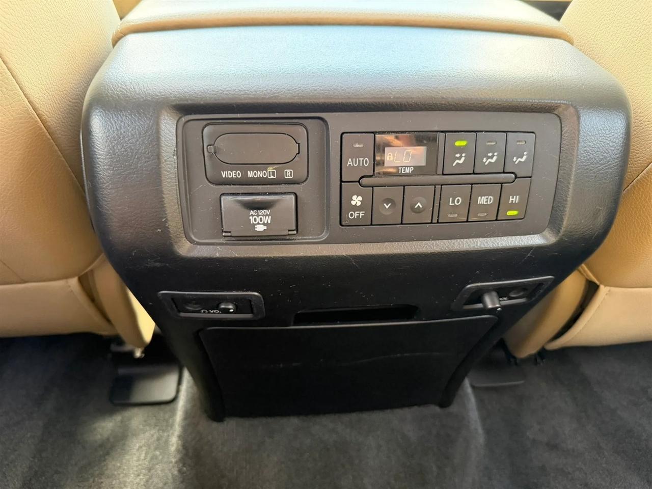 Toyota Sequoia Platinum 4WD 2013