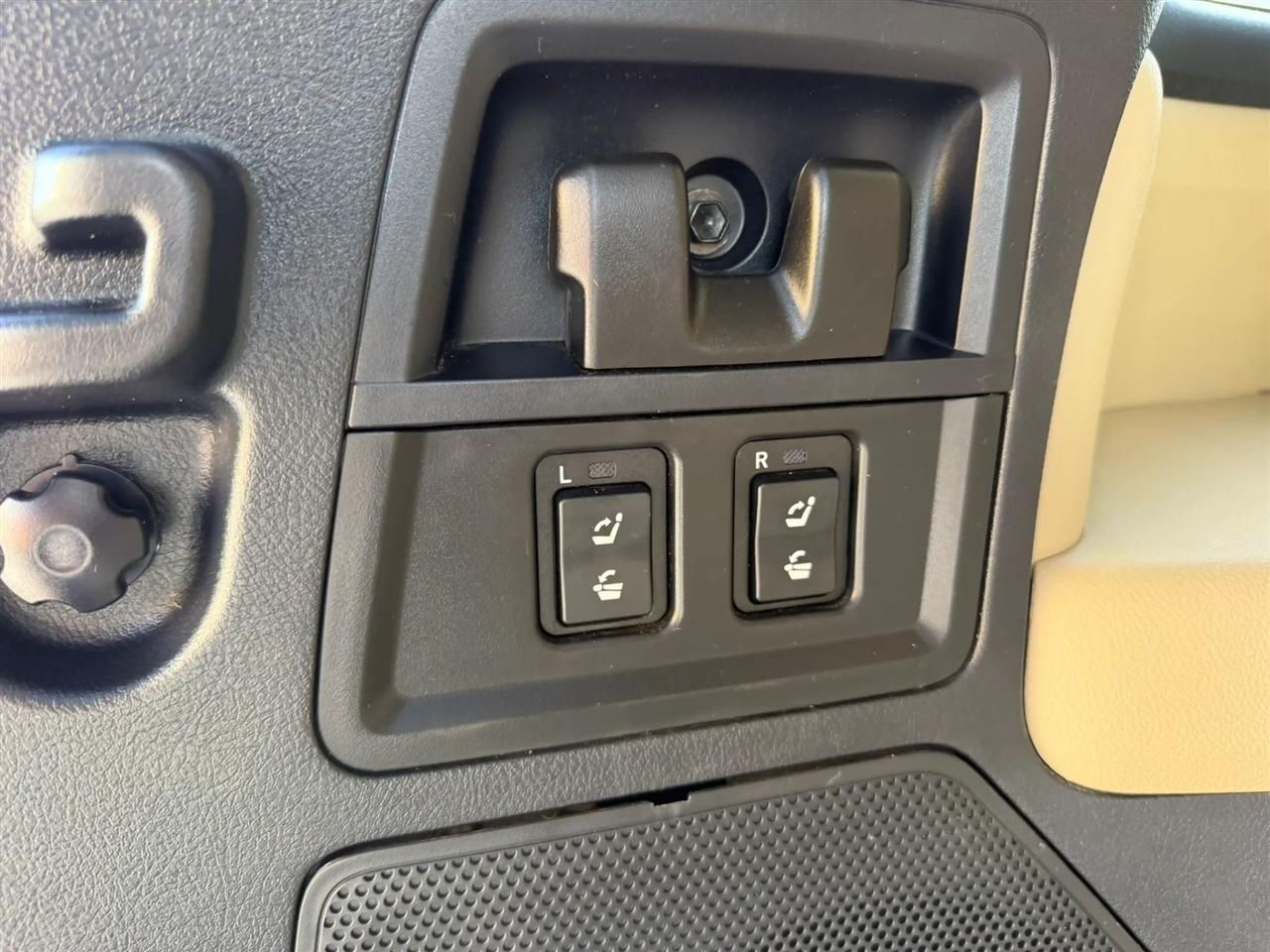 Toyota Sequoia Platinum 4WD 2013