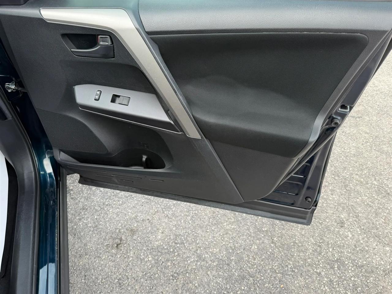 Toyota RAV4 LE FWD 2018