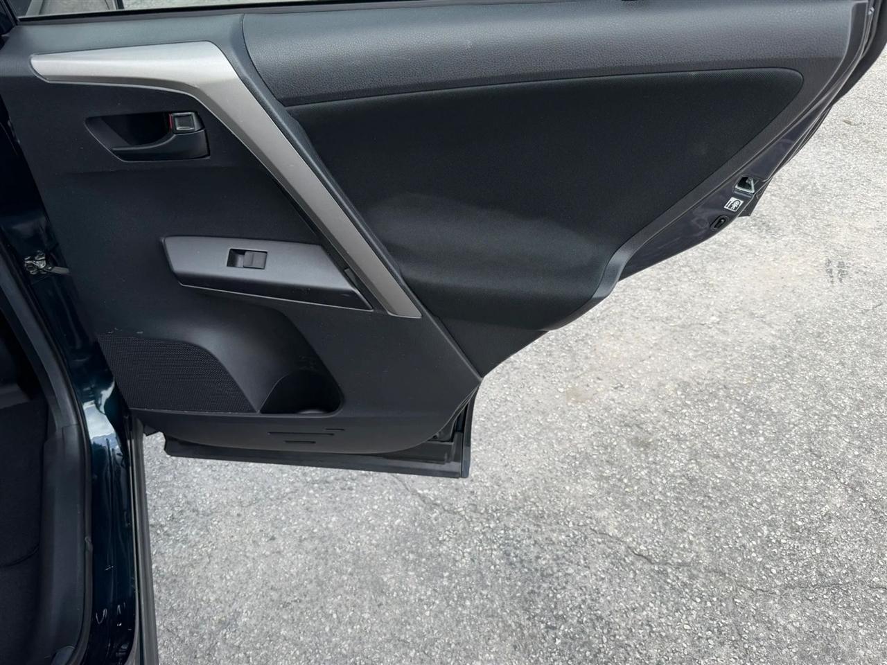 Toyota RAV4 LE FWD 2018