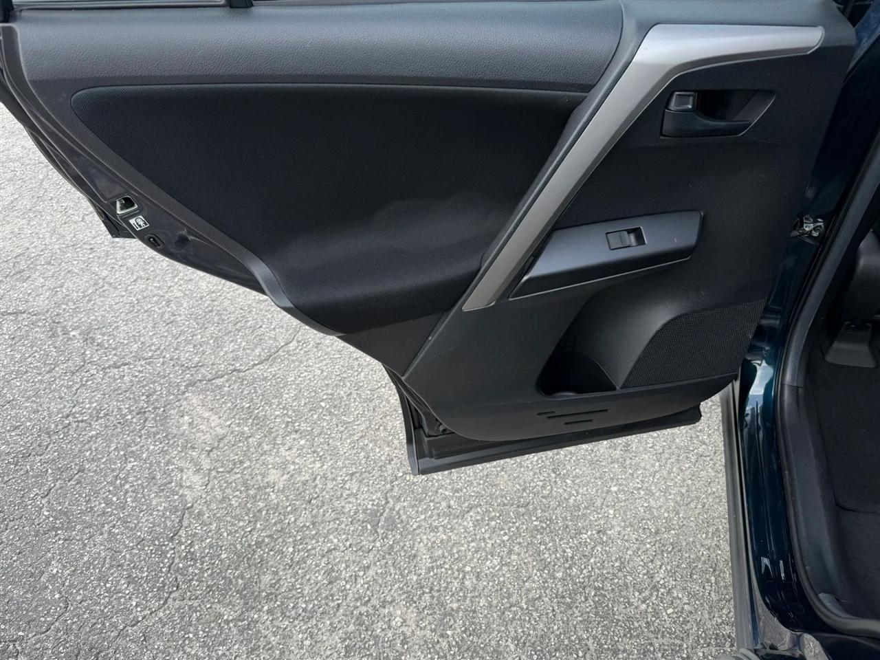Toyota RAV4 LE FWD 2018