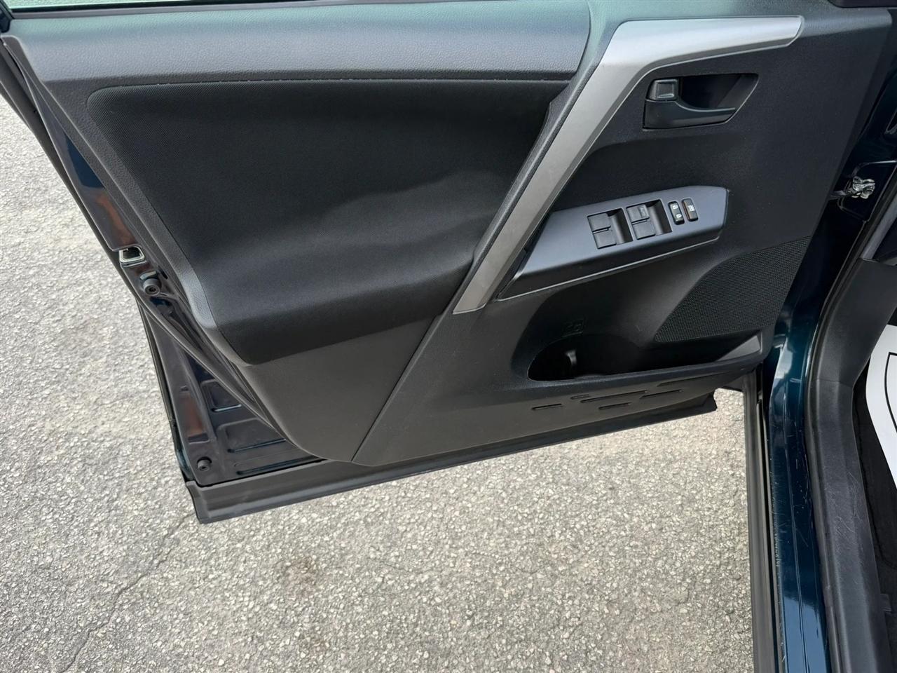 Toyota RAV4 LE FWD 2018
