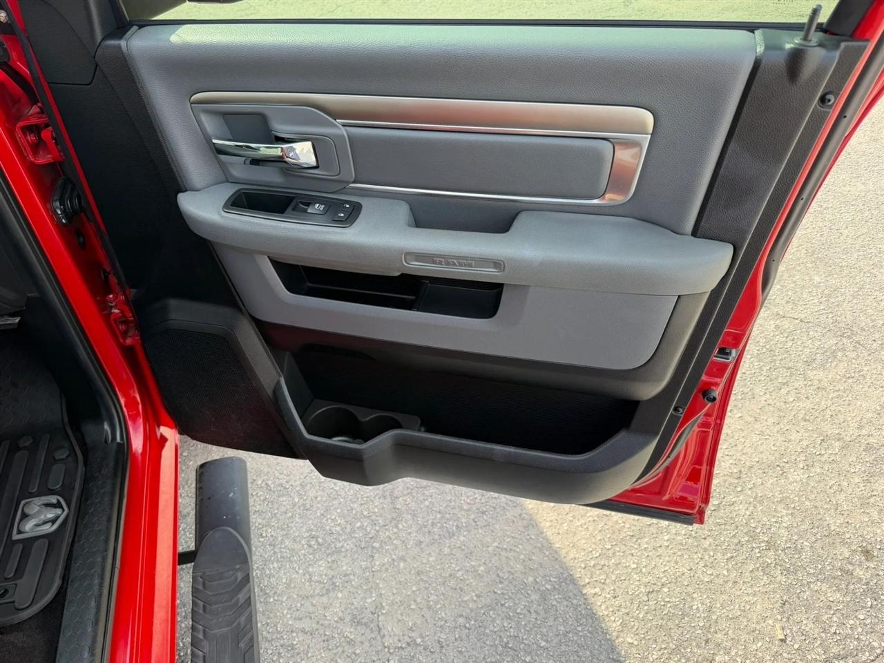 RAM 1500 SLT Crew Cab SWB 4WD 2016