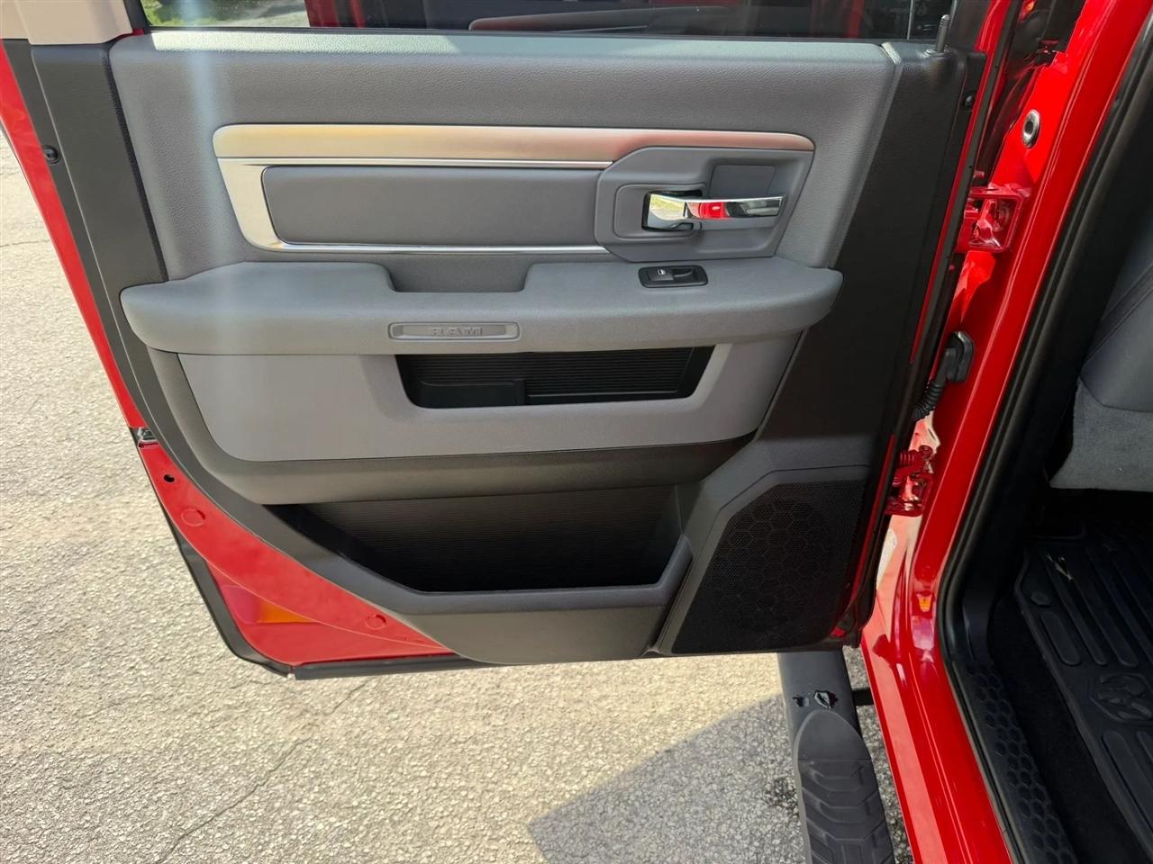 RAM 1500 SLT Crew Cab SWB 4WD 2016