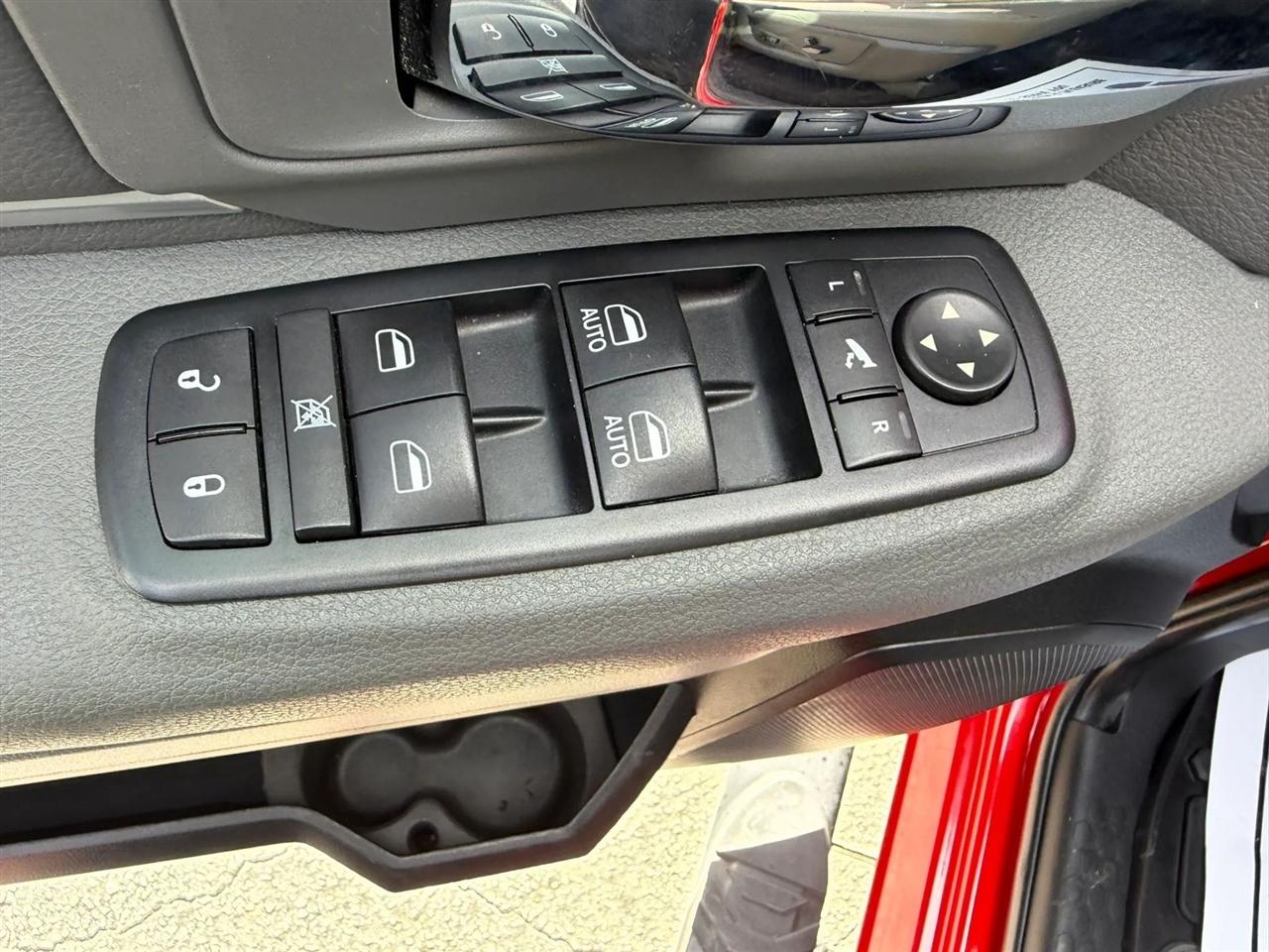 RAM 1500 SLT Crew Cab SWB 4WD 2016