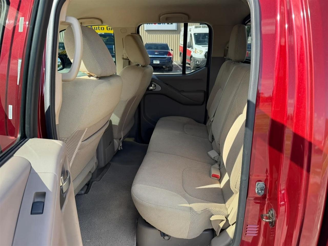 Nissan Frontier S Crew Cab 5AT 2WD 2015