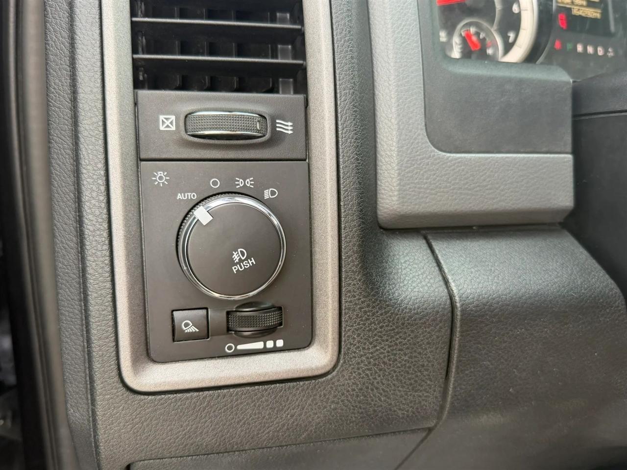 RAM 1500 Tradesman Crew Cab SWB 4WD 2016