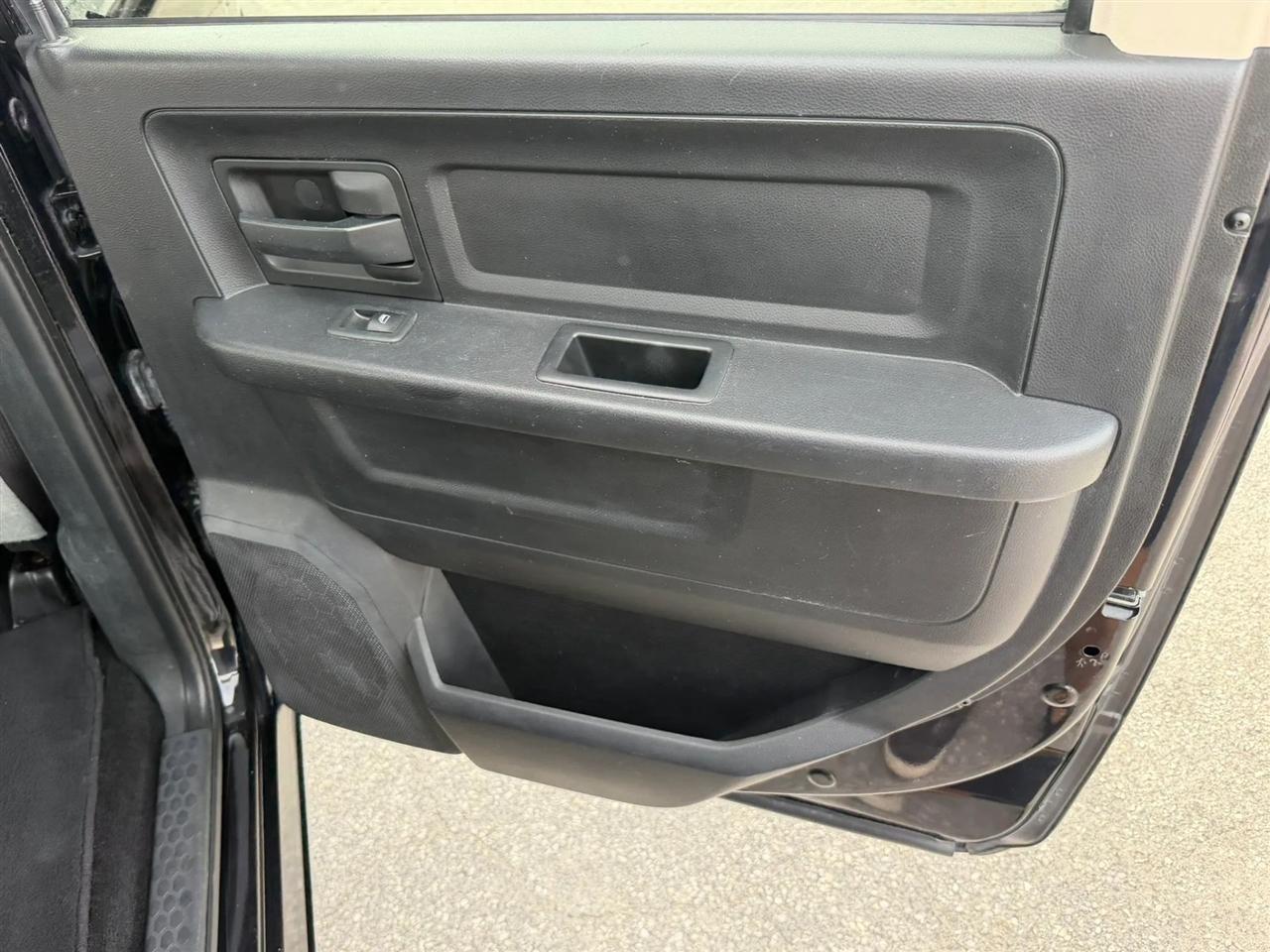 RAM 1500 Tradesman Crew Cab SWB 4WD 2016