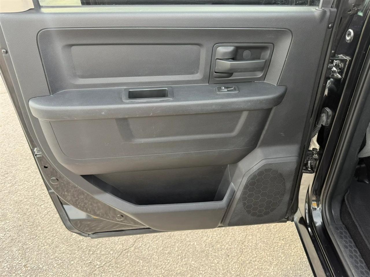 RAM 1500 Tradesman Crew Cab SWB 4WD 2016