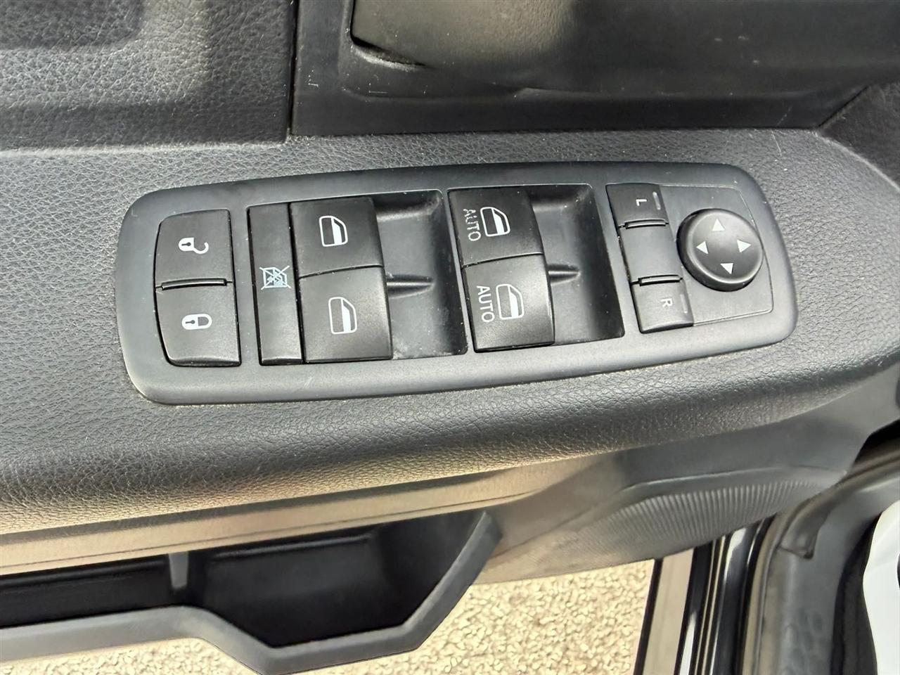RAM 1500 Tradesman Crew Cab SWB 4WD 2016