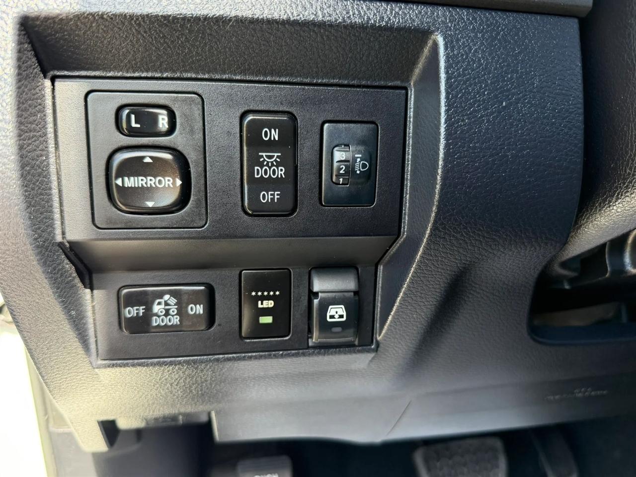 Toyota Tundra SR5 5.7L V8 FFV CrewMax 2WD 2017