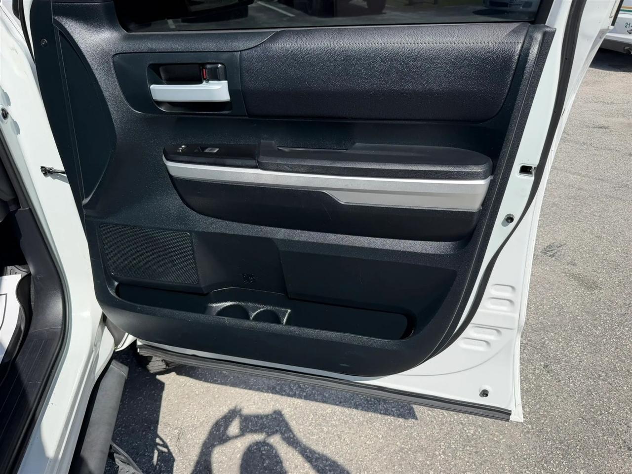 Toyota Tundra SR5 5.7L V8 FFV CrewMax 2WD 2017