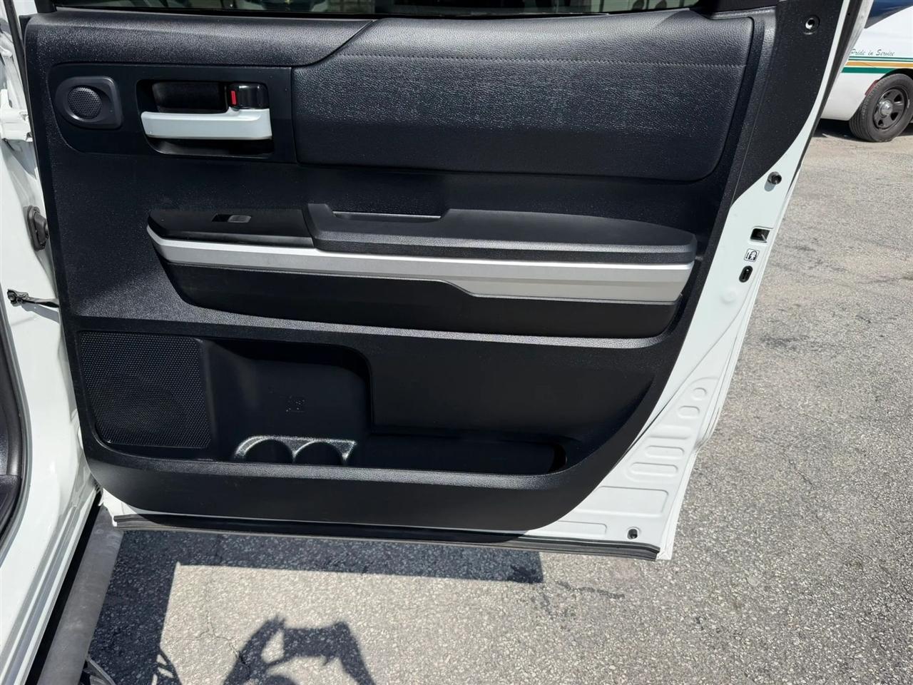 Toyota Tundra SR5 5.7L V8 FFV CrewMax 2WD 2017