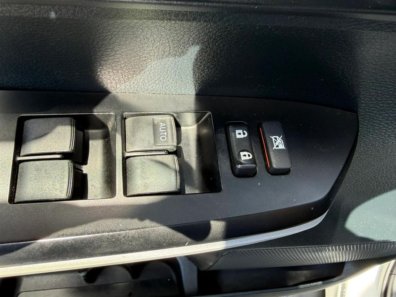 Toyota Tundra SR5 5.7L V8 FFV CrewMax 2WD 2017