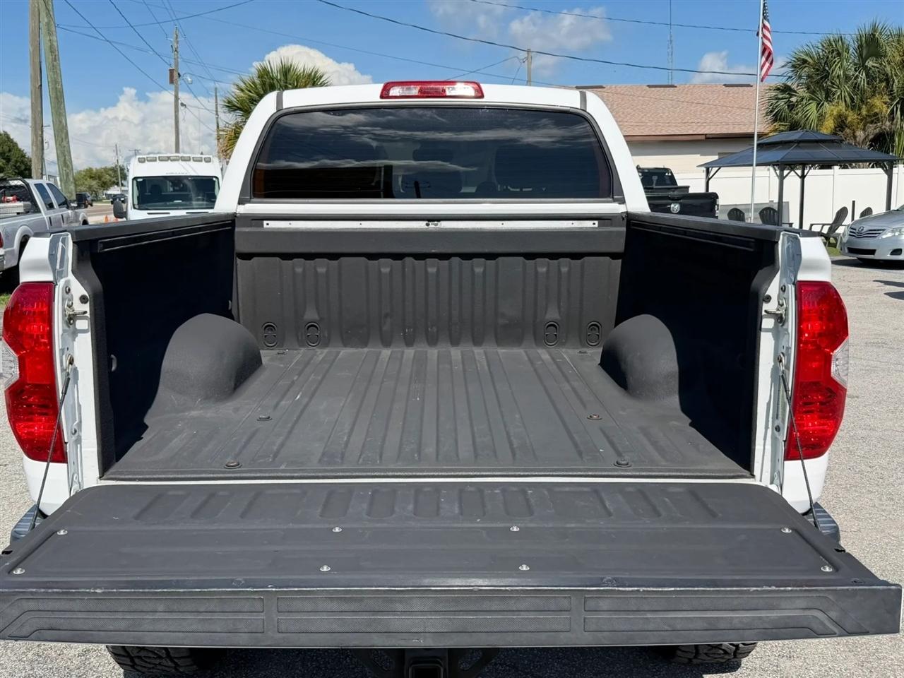 Toyota Tundra SR5 5.7L V8 FFV CrewMax 2WD 2017