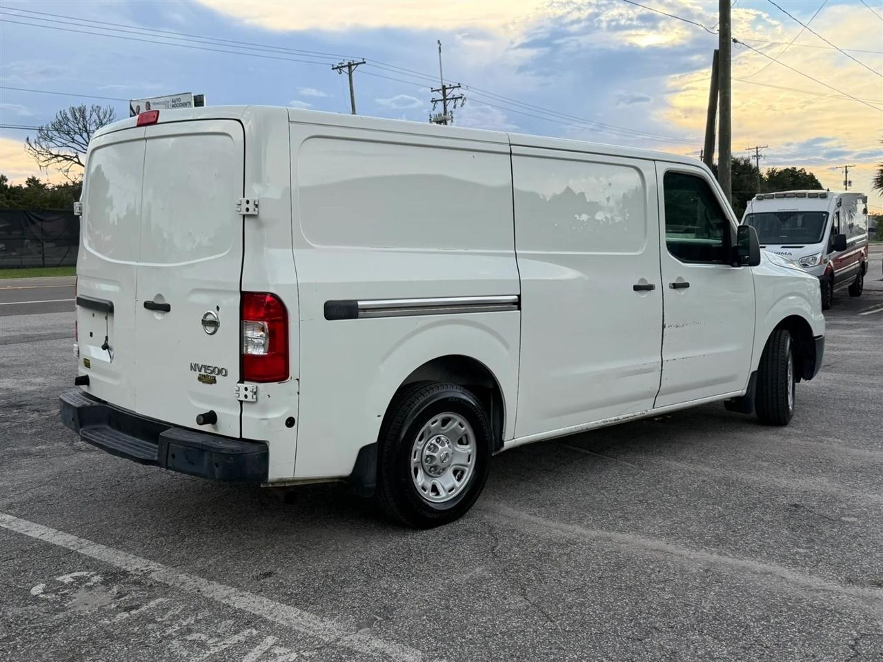 Nissan NV Cargo 1500 SV 2015