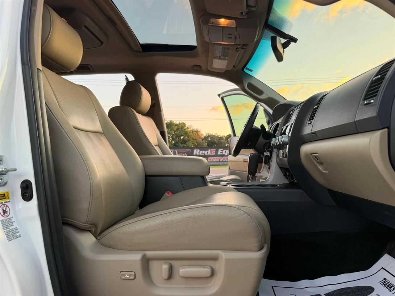 Toyota Sequoia Plantium 4WD FFV 2014