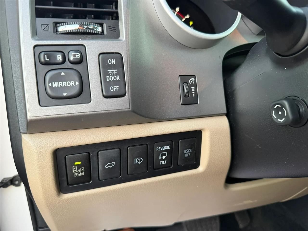 Toyota Sequoia Plantium 4WD FFV 2014