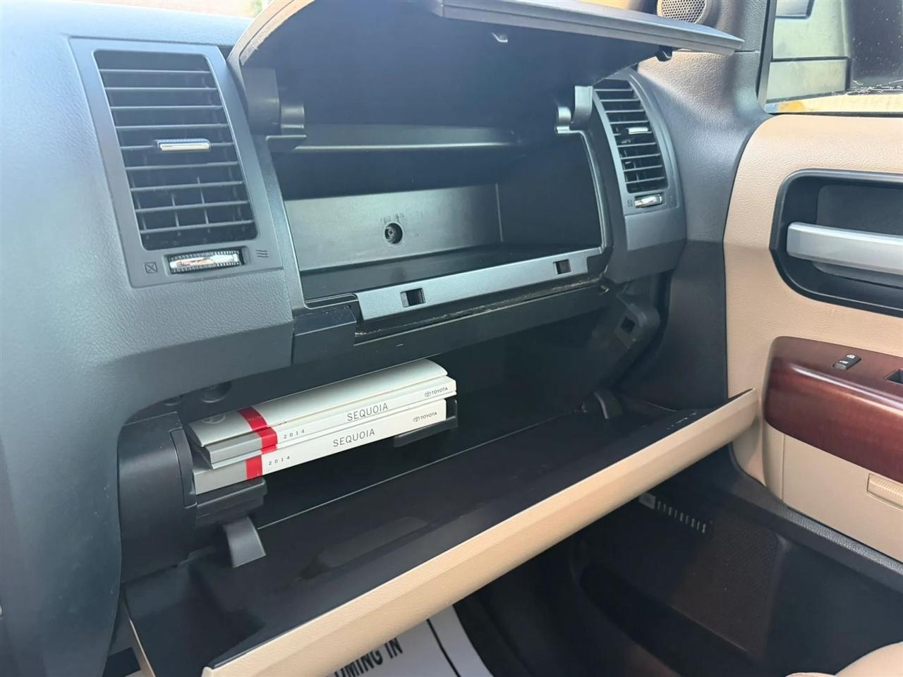 Toyota Sequoia Plantium 4WD FFV 2014