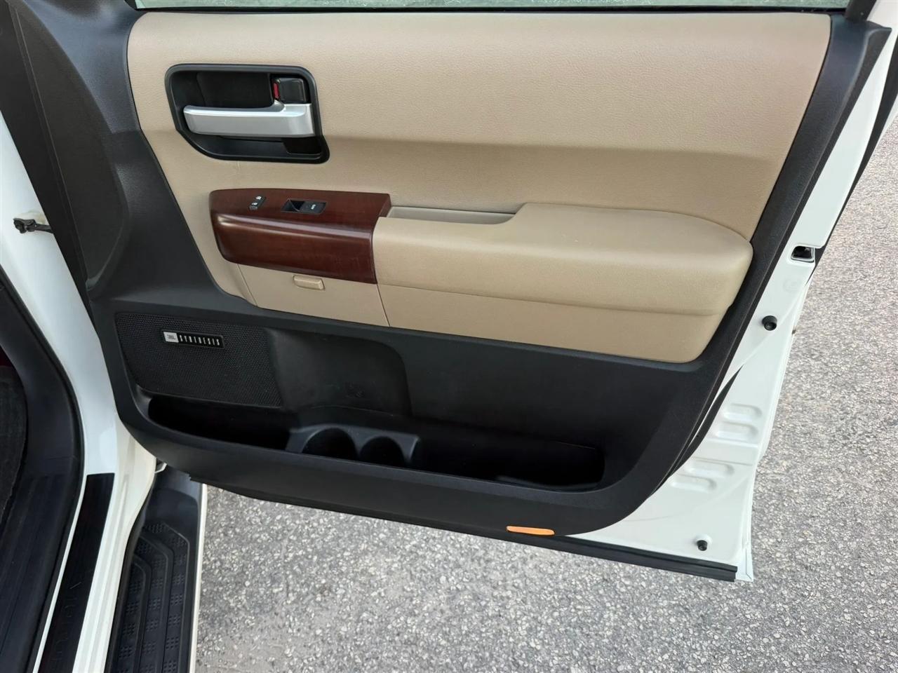 Toyota Sequoia Plantium 4WD FFV 2014