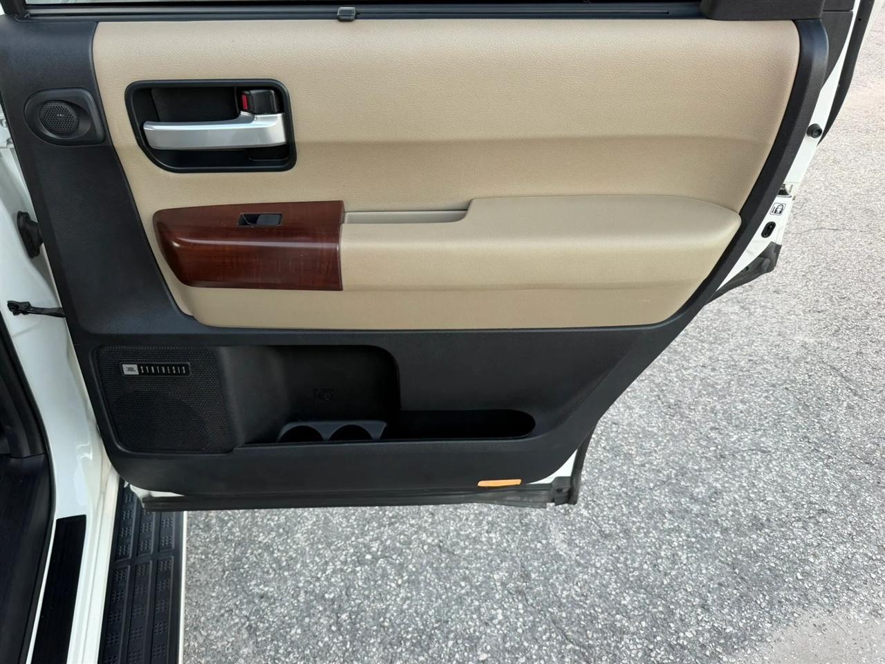 Toyota Sequoia Plantium 4WD FFV 2014