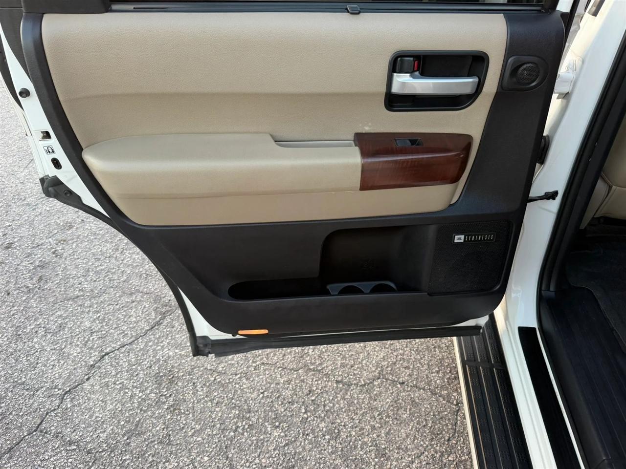 Toyota Sequoia Plantium 4WD FFV 2014