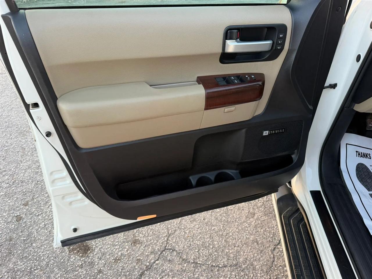 Toyota Sequoia Plantium 4WD FFV 2014