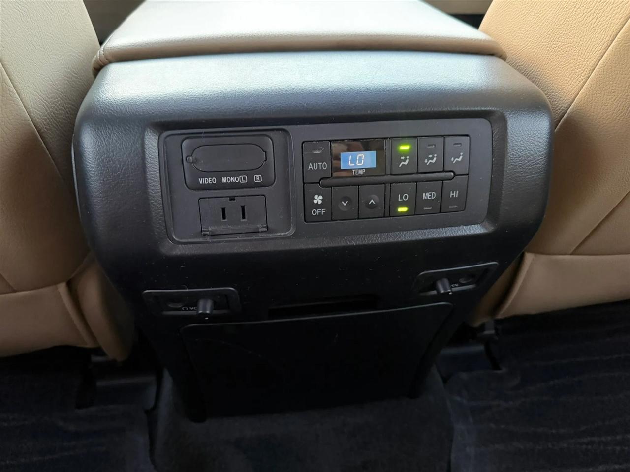 Toyota Sequoia Plantium 4WD FFV 2014