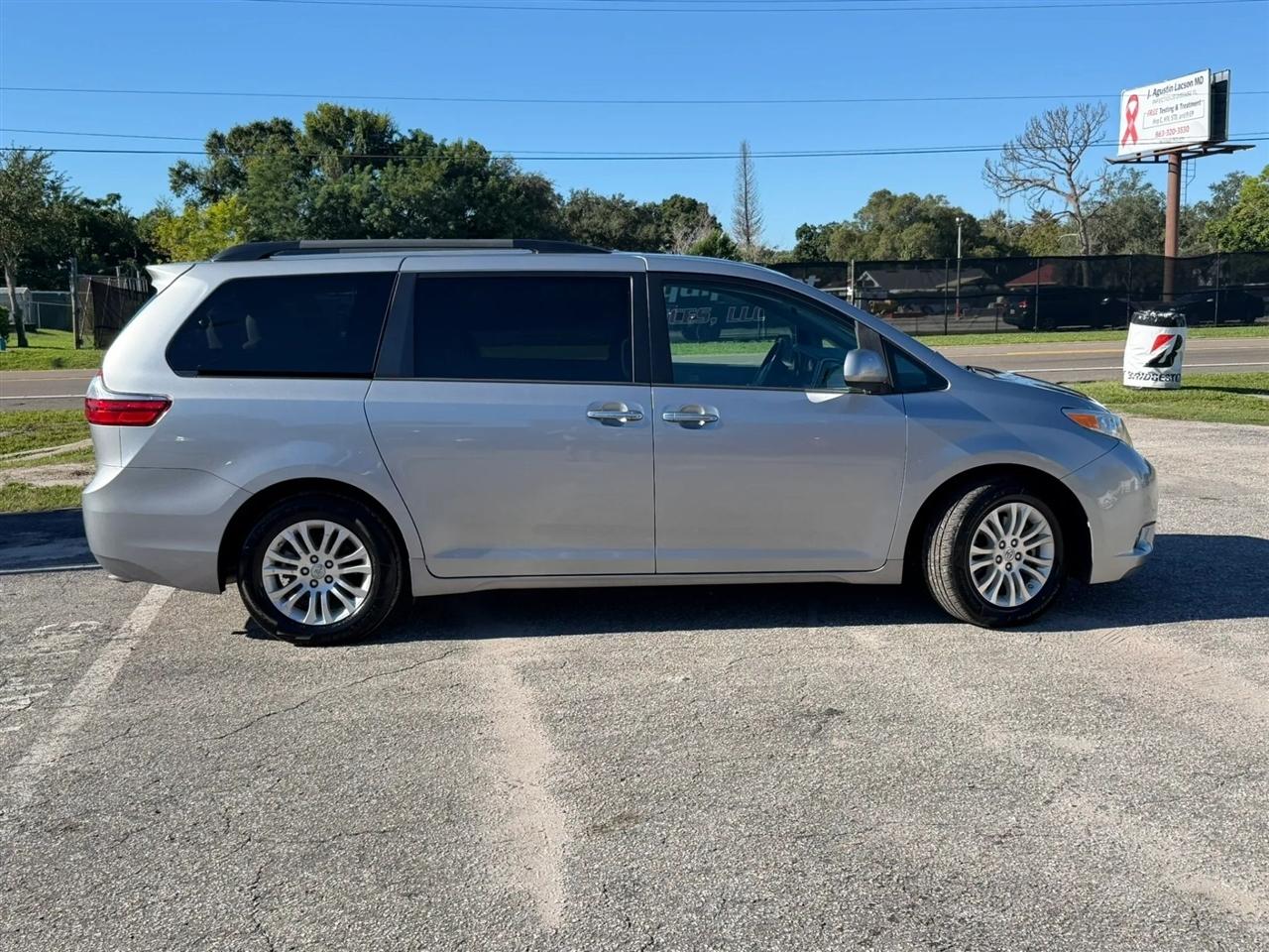 Toyota Sienna Limited Premium 7-Passenger 2017