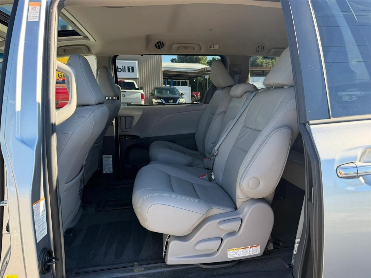 Toyota Sienna Limited Premium 7-Passenger 2017
