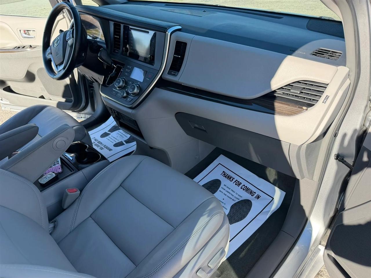 Toyota Sienna Limited Premium 7-Passenger 2017