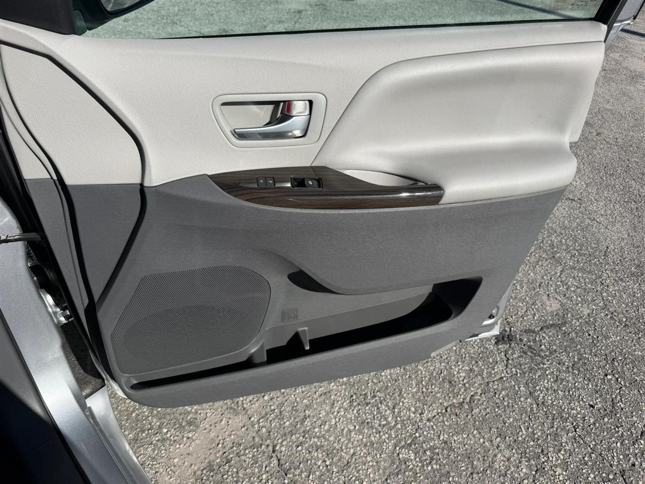 Toyota Sienna Limited Premium 7-Passenger 2017