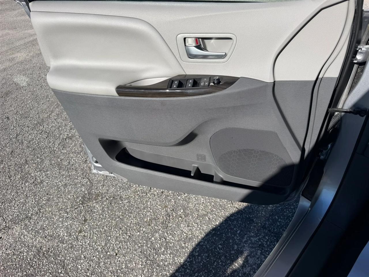 Toyota Sienna Limited Premium 7-Passenger 2017