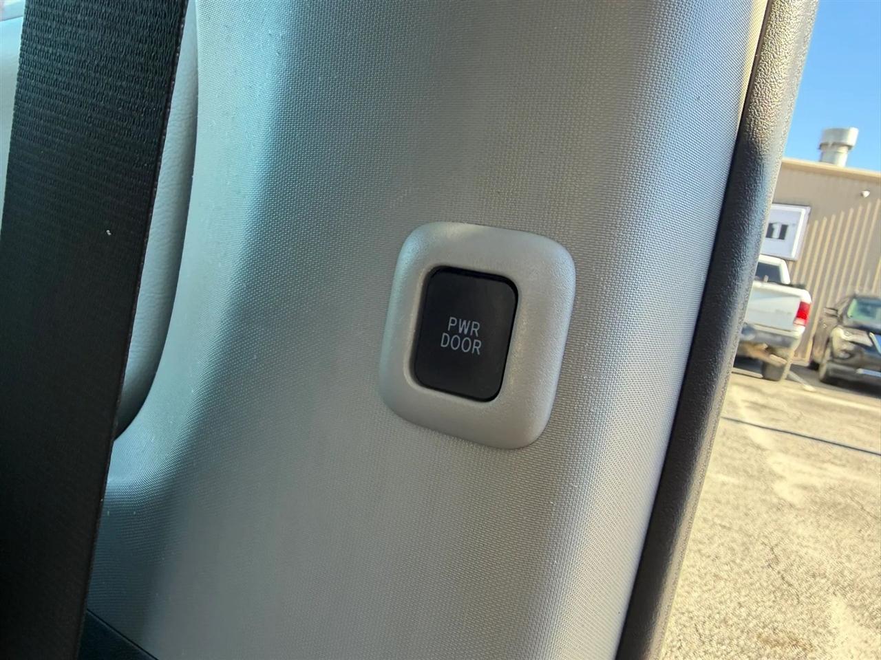 Toyota Sienna Limited Premium 7-Passenger 2017