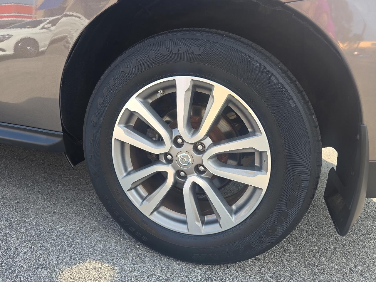 Nissan Pathfinder SV 4D SUV 4WD 2014