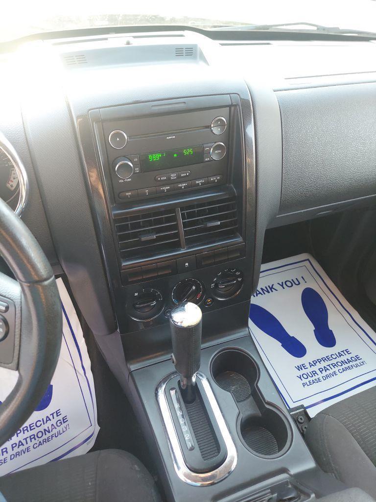 Ford Explorer XLT 4.0L 2WD 2010