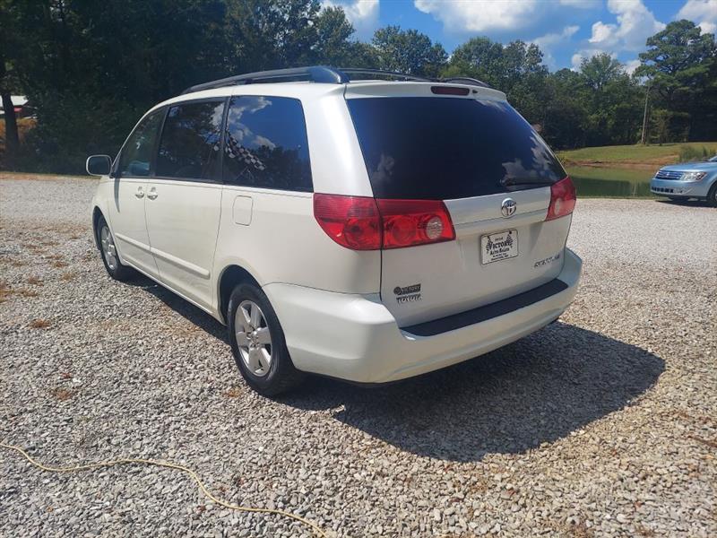 Toyota Sienna XLE FWD 2009