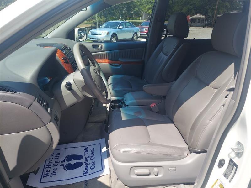 Toyota Sienna XLE FWD 2009