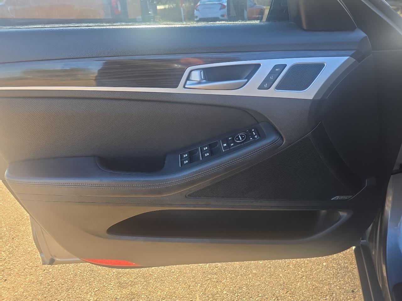 Hyundai Genesis  2015