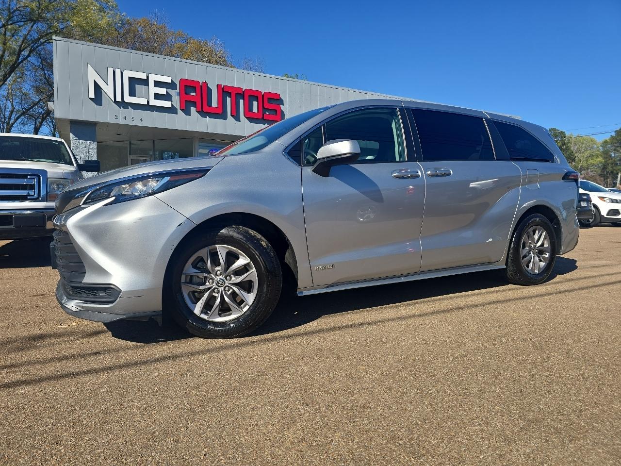 Toyota Sienna LE - 8 Passenger 2021