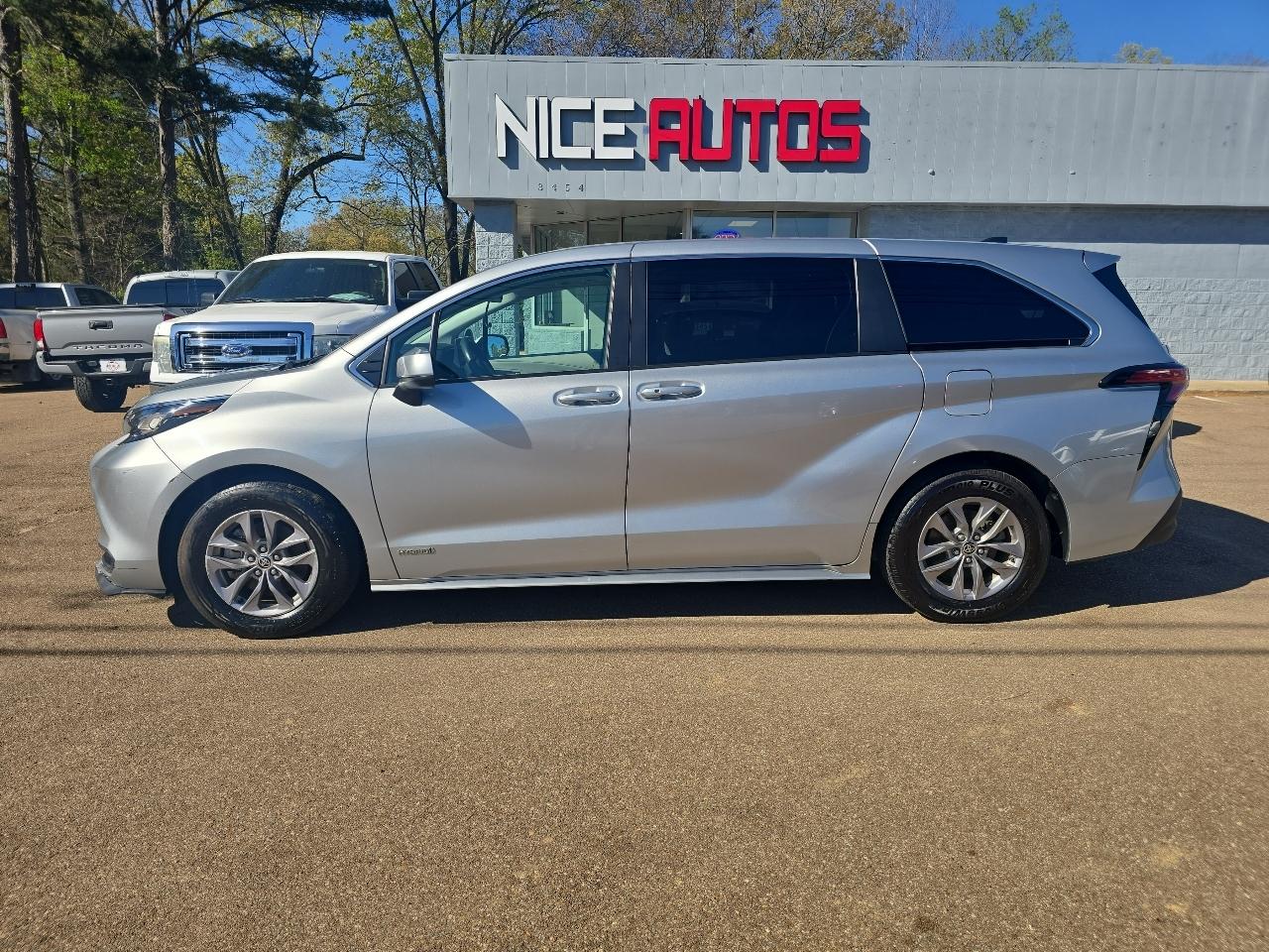 Toyota Sienna LE - 8 Passenger 2021