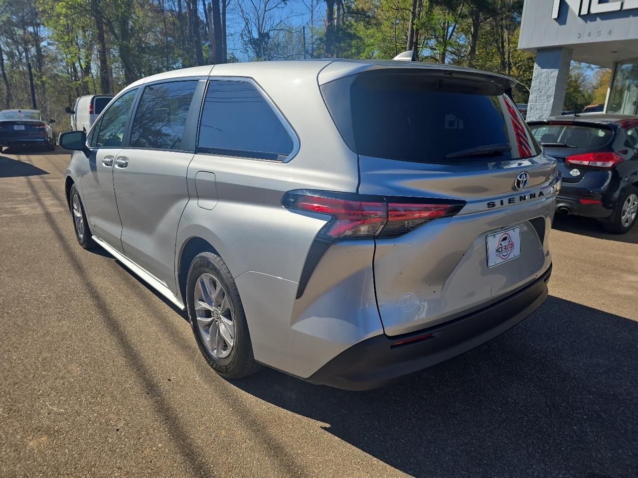 Toyota Sienna LE - 8 Passenger 2021