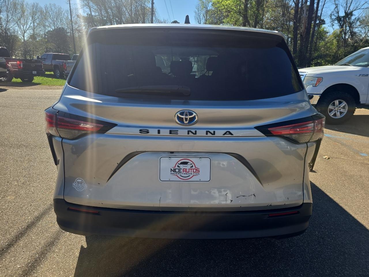 Toyota Sienna LE - 8 Passenger 2021