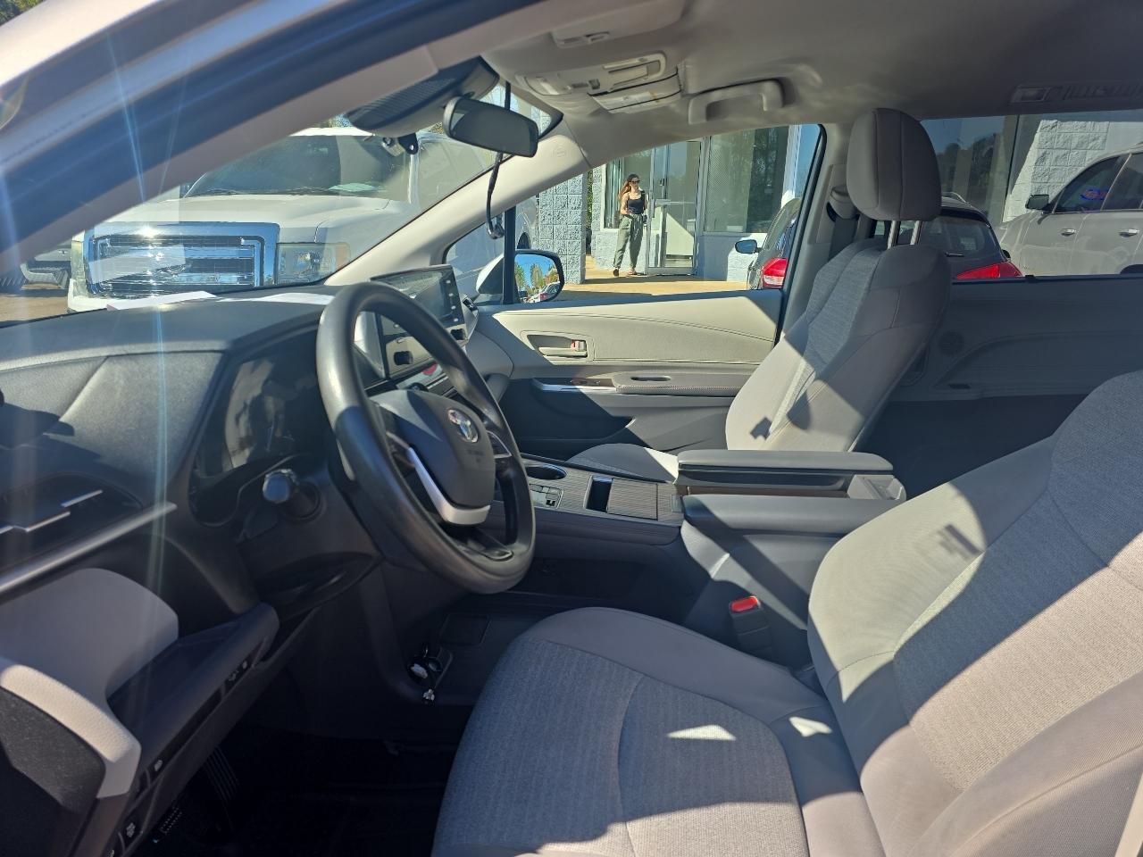 Toyota Sienna LE - 8 Passenger 2021